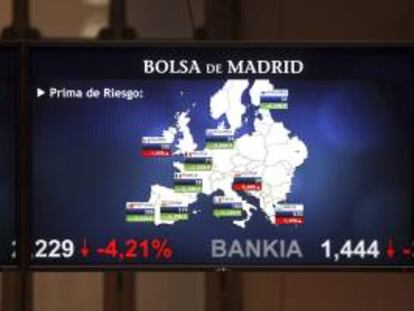 Panel en la Bolsa de Madrid que indica la situación de la prima de riesgo. EFE/Archivo