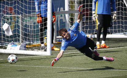 Casillas, durante el entrenamiento específico de porteros.