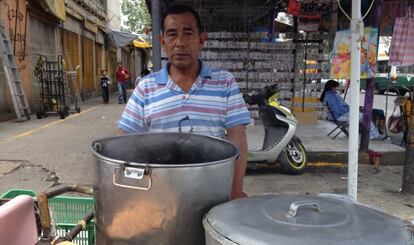 Arturo Lazcano, este martes, en su puesto de comida.