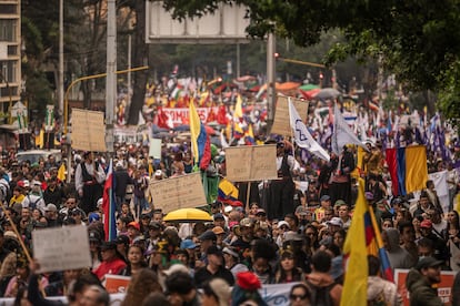 Varias personas marchan a favor de las reformas sociales, en la carrera séptima, en Bogotá.