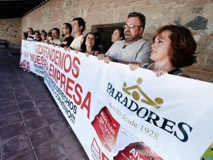 Protesta de unos miembros de la secci&oacute;n sindical estatal de CC OO en Paradores de Turismo de Espa&ntilde;a el pasado 30 de noviembre.
