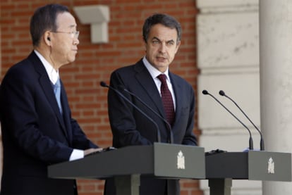 El presidente del Gobierno, José Luis Rodríguez Zapatero, junto al secretario general de Naciones Unidas, Ban Ki-moon, en La Moncloa.