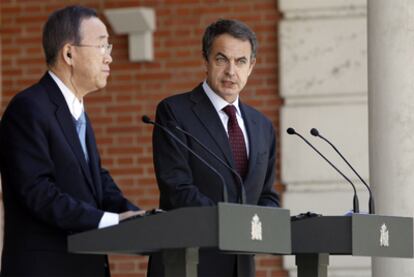 El presidente del Gobierno, José Luis Rodríguez Zapatero, junto al secretario general de Naciones Unidas, Ban Ki-moon, en La Moncloa.