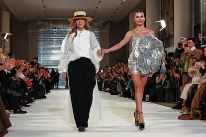 La diseñadora española Juana Martín (izquierda) junto a una modelo al final de su desfile de alta costura, el 22 de enero de 2024 en París.