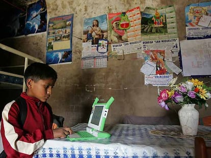 Kevin, un niño peruano de 11 años, navega en internet con su portátil en Arahuay, una aldea andina, la semana pasada.