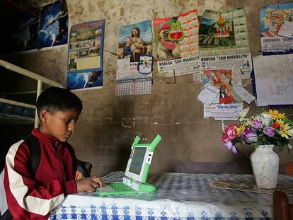 Kevin, un niño peruano de 11 años, navega en internet con su portátil en Arahuay, una aldea andina, la semana pasada.