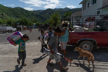 Habitantes de la comunidad Nuevo Caracol en el municipio de General Heliodoro Castillo, Guerrero, reciben ayuda de útiles escolares y alimentos del centro de derechos humanos Minerva Bello.