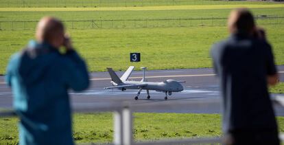 Un dron de reconocimiento en la base suliza de Emmen.