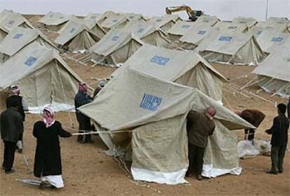 Miembros de una organización jordana levantan tiendas donadas por ACNUR en un campo de refugiados situado a 60 kilómetros de la frontera entre Irak y Jordania.