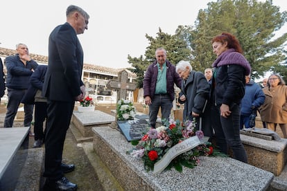 El alcalde de Magallón, Esteban Lagota,  entierra a su abuelo, Esteban Jiménez, fusilado en 1936, junto a su abuela en el cementerio de la localidad, y ante Ángeles, la única hija viva del fusilado, visiblemente emocionada.