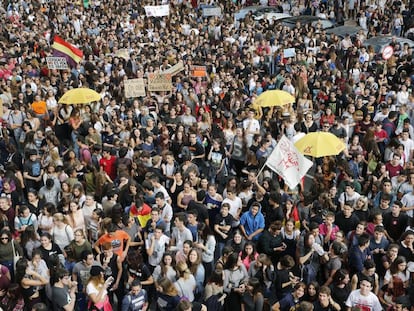Manifestaci&oacute;n de estudiantes contra las rev&aacute;lidas y la LOMCE en Valencia. 