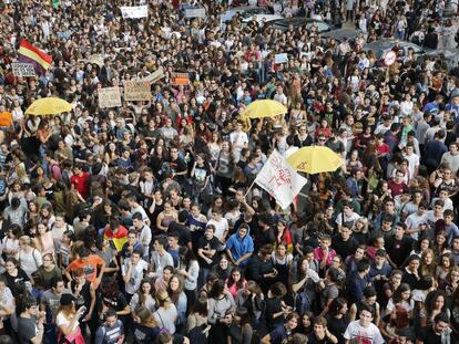 Manifestaci&oacute;n de estudiantes contra las rev&aacute;lidas y la LOMCE en Valencia. 