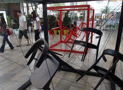 Exposición en forma de cajas cúbicas de las sillas de la empresa valenciana Andreu World en el Mercado de Colón.