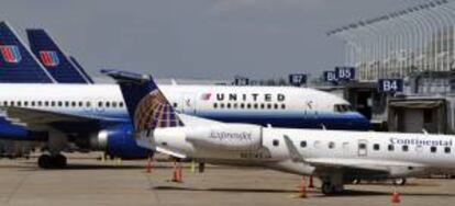 Vista de un jet de Continental Airlines Express junto a varios aviones de United Airlines, en el aeropuerto internacional de Chicago (Estados Unidos). EFE/Archivo