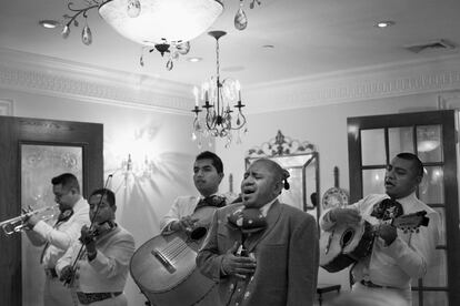 Alberto Reyes, Mario Mota, Miguel Ponce, Hugo Morales, Ramon Ponce Jr., presentándose en una boda en Long Island, NY.