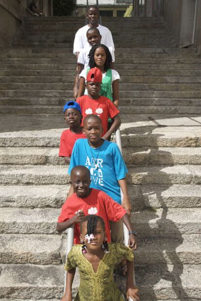 Algunos de los niños senegaleses que pasan estos días en Ourense.