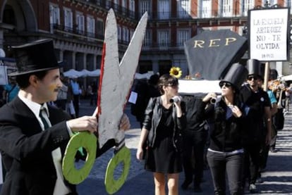 Actuación en la plaza Mayor contra los recortes en la enseñanza.