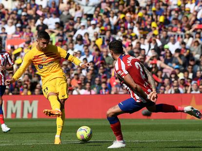 Ferran remata entre las piernas de Giménez el gol que le dio la victoria al Barça ante el Atlético.