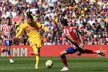 Ferran remata entre las piernas de Giménez el gol que le dio la victoria al Barça ante el Atlético.