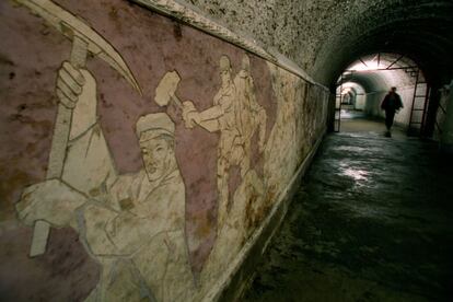 Dixia Cheng es una de las ciudades subterráneas más curiosas del mundo, excavada a mano bajo el suelo Pekín entre 1969 y 1970. Una inmensa red de galerías y estructuras antiaéreas construidas por orden de Mao Zedong para proteger a la población de un posible ataque a la ciudad. Esta inmensa urbe bajo techo (su nombre significa exactamente eso, la ciudad bajo tierra) está compuesta por túneles y más túneles en los que podrían vivir unos seis millones de habitantes, los que tenía Pekín cuando fue horadada. Los turistas solo pueden explorar un tramo de las galerías –medio kilómetro–, el resto está controlado por el Gobierno chino.