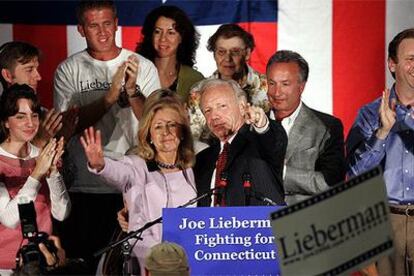 Lieberman, con su esposa, Hadassah, y varios familiares, saluda a los asistentes a un mitin en Hartford, Connecticut.