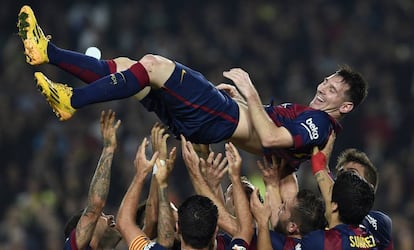 Messi es manteado por sus compañeros tras convertirse en el máximo goleador de LaLiga Santander en 2014.