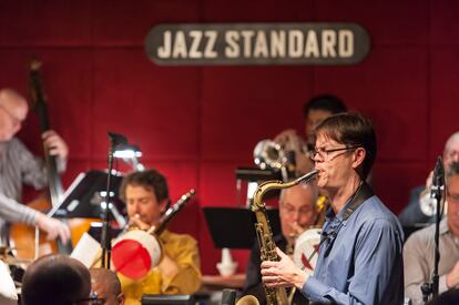 El saxofonista Donny McCaslin actúa como parte de la orquesta de Maria Schneider, en el Jazz Standard, de Nueva York, en 2013.
