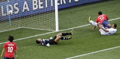 El chileno Jean Beausejour, a la izquierda, tras batir al guardameta hondureño Noel Valladares y marcar el gol de Chile.