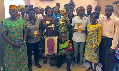 Familiares de las víctimas muestran sus fotografías, en Kumasi (Ghana).