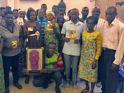 Familiares de las víctimas muestran sus fotografías, en Kumasi (Ghana).