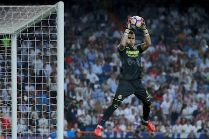 El portero del Villarreal, Sergio Asenjo, para un balón.