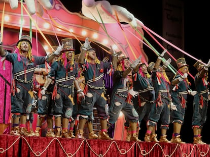 La comparsa '?Los esclavos'? en la última sesión de semifinales del Concurso Oficial de Agrupaciones Carnavalescas que se celebra este miércoles en el Gran Teatro Falla de Cádiz.