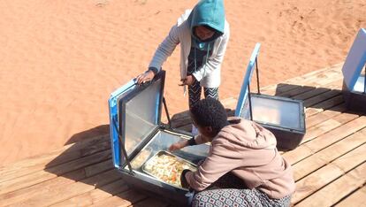 Dos chicas cocinando con el sol.