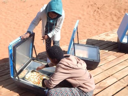 Dos chicas cocinando con el sol.