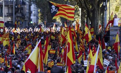 Bandeiras da Espanha e danCatalunha são carregadas pelos manifestantes durante a marcha.