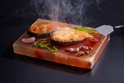 Salmón sobre plancha de sal rosa del Himalaya.