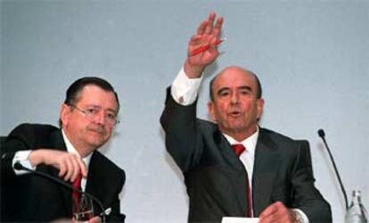 Emilio Botín, a la derecha, junto a Alfredo Sáenz durante la conferencia de prensa celebrada ayer.