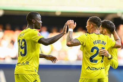 El delantero marfileño del Villarreal Nicolas Pepe (i) celebra el tercer gol con sus compañeros este miércoles.