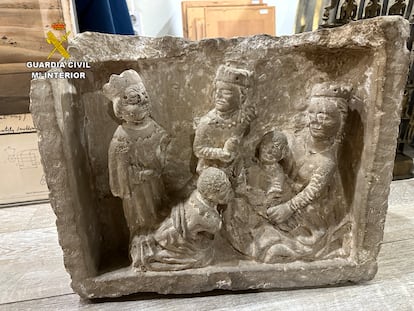 El relieve románico 'La Adoración de los Reyes', recuperado por la Guardia Civil antes de ser subastado en Barcelona en una sala especializada en antigüedades.