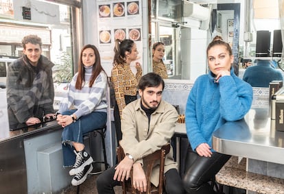 El reparto y equipo de la película 'Lú Belmonte' retratados en un bar del centro de Madrid. De izquierda a derecha: el actor Javier Lera, la jefa de producción Andrea González, el director Roberto Fernández, la directora de fotografía Ana García y la actriz Ana del Toro.