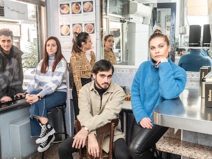 El reparto y equipo de la película 'Lú Belmonte' retratados en un bar del centro de Madrid. De izquierda a derecha: el actor Javier Lera, la jefa de producción Andrea González, el director Roberto Fernández, la directora de fotografía Ana García y la actriz Ana del Toro.