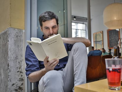 El músico Pau Alabajos, con 'Llibre de meravelles' de Estellés en una cafetería de Valencia.