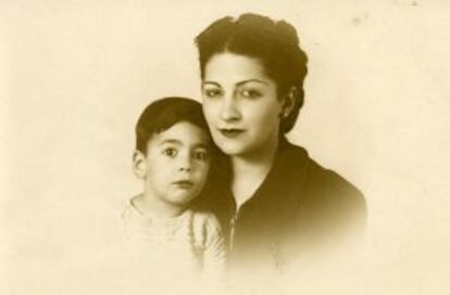 Vargas Llosa, en una foto d'infància amb la seva mare.