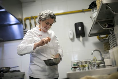 Pepa Muñoz en la cocina de su restaurante.