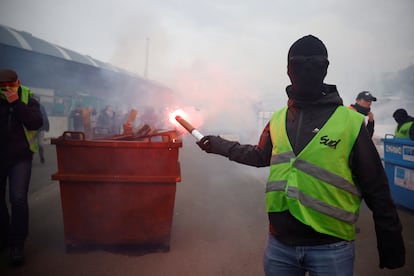 Una manifestante sujeta una bengala durante el décimo día de protestas, este martes en París.