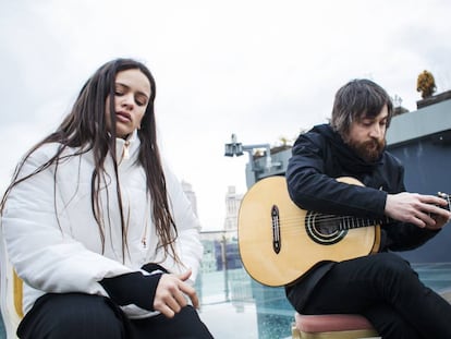 Rosalía e Raül Refree posam num hotel no centro de Madri, onde apresentaram seu disco de flamenco