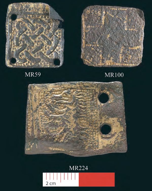 Elementos de indumentaria cristiana con decoración geométrica y figurativa hallados en Mesa del Rey.