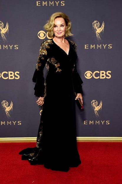Jessica Lange, muy elegante con un vestido largo negro de Gucci.