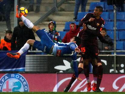 Gerard Moreno intenta una chilena en el último derbi ante el Barça.