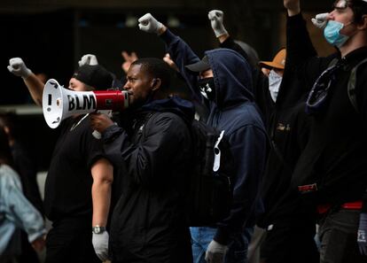 Un grupo de jóvenes levanta el martes sus puños en la manifestación contra la brutalidad policial, en Seattle, Washington.